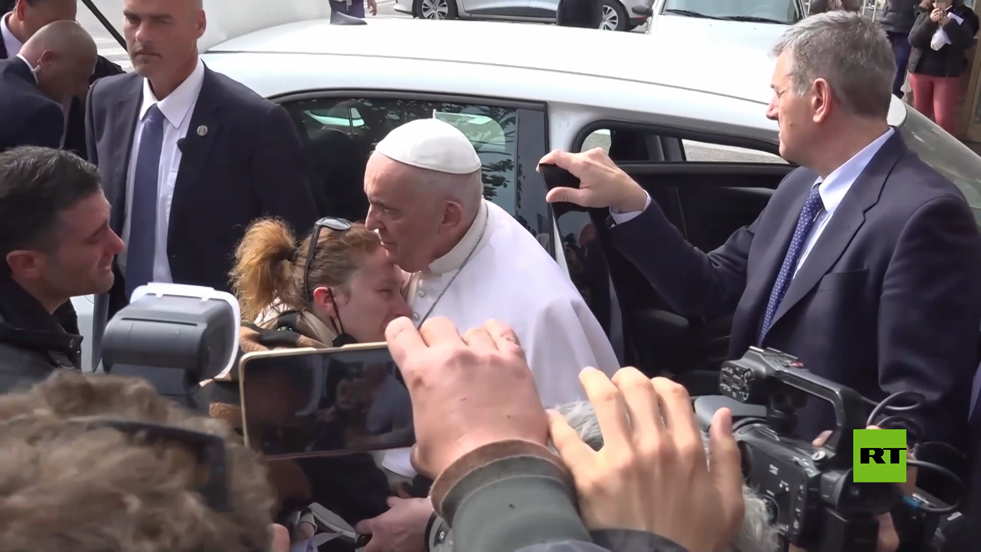 البابا فرنسيس يغادر المستشفى متعافيا في روما