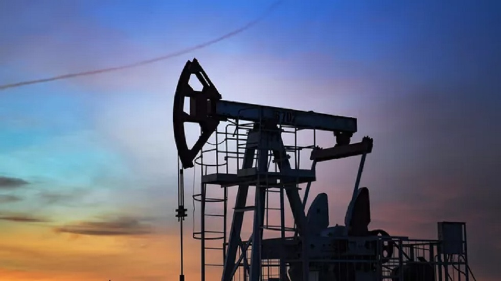أسعار النفط تقفز 5% وتتجاوز 85 دولارا للبرميل بعد خفض عدد من دول 