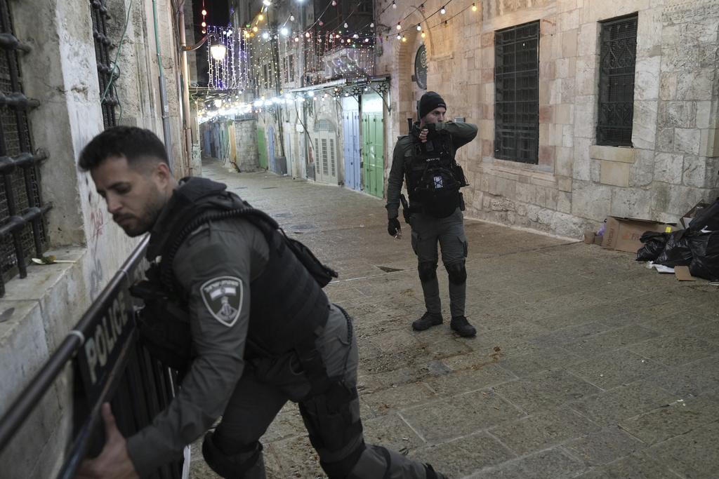 اعتقال شابين فلسطينيين بتهمة التخابر لصالح حزب الله وفيلق القدس (صور)