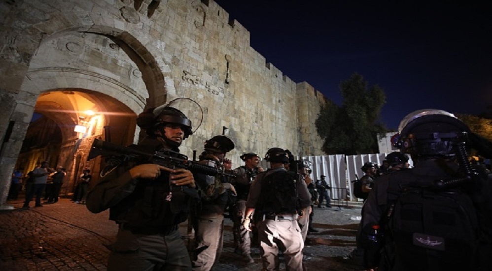 جرحى في اقتحام الجيش الإسرائيلي للمسجد الاقصى.. (فيديو)