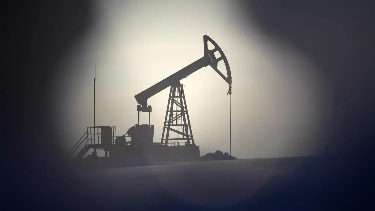 السعودية قد تمدد خفضها الطوعي لإنتاج النفط بعد هبوط الأسعار لـ77$