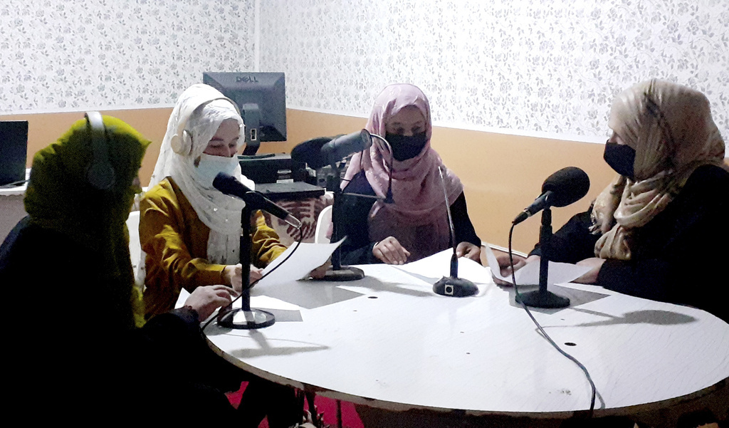 إذاعة أفغانية تديرها نساء تستأنف بثها بعد إغلاقها لمدة أسبوع