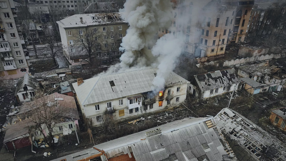 القوات الأوكرانية تلجأ لإحراق المباني وتفجيرها لإبطاء تقدم القوات الروسية في أرتيموفسك (فيديو)