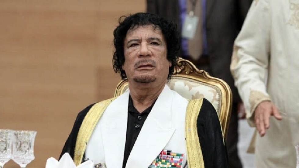 حينما بكى القذافي لأول مرة وفتح خزائن ليبيا لإنقاذ صدام حسين (فيديو)