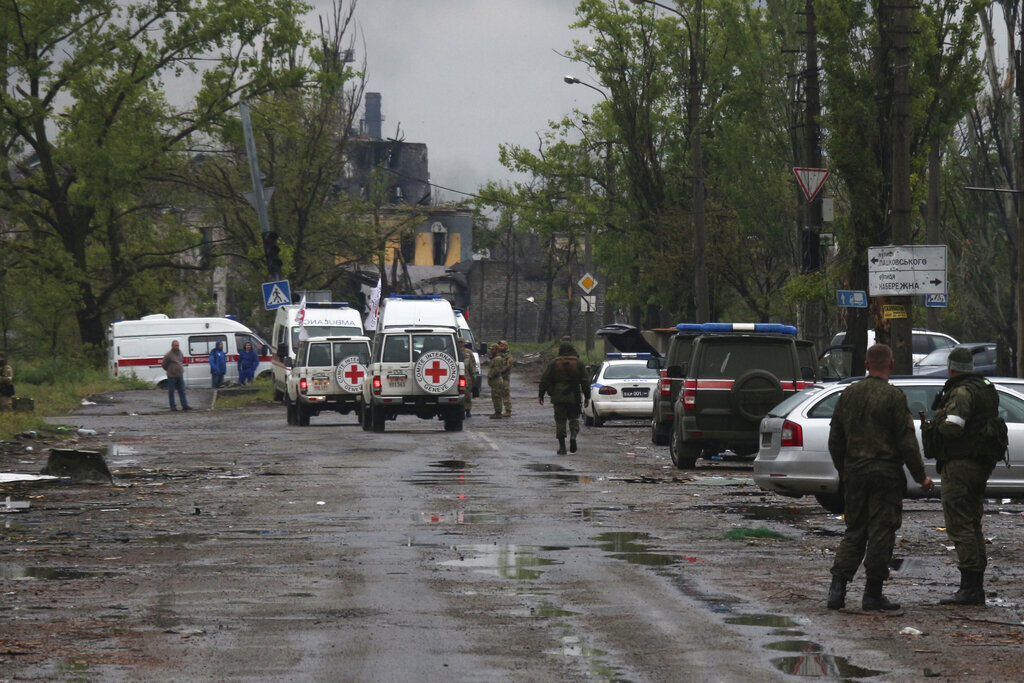 شاهدة عيان: قوات كييف تنقل الأسلحة في مركبات تحمل شعار الصليب الأحمر