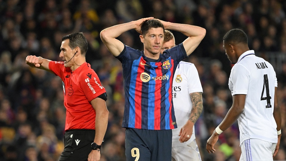 ليفاندوفسكي: لم أستطع المشي بعد ضربة لاعب ريال مدريد