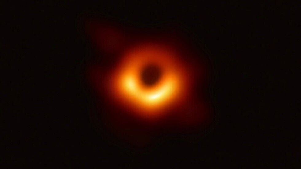 العلماء يطلقون صورة جديدة محسّنة لأول ثقب أسود شوهد على الإطلاق
