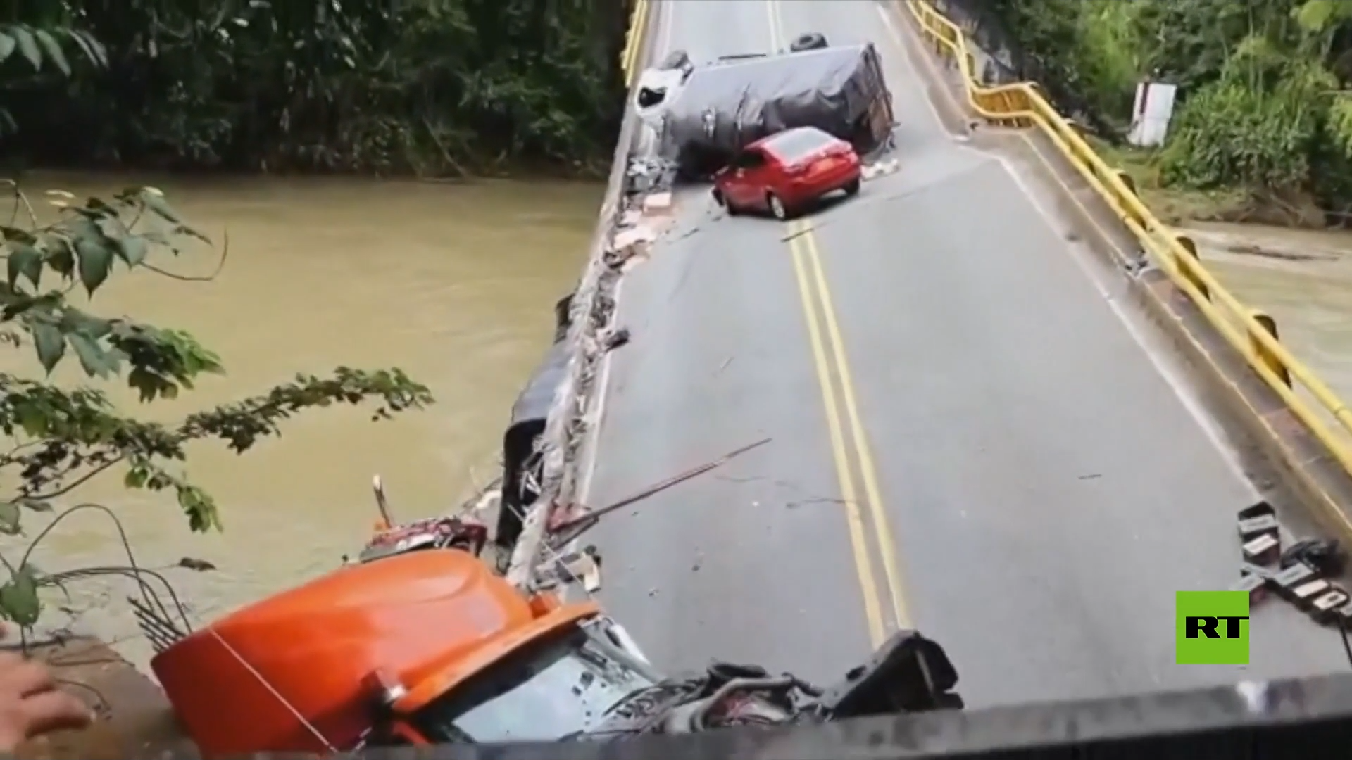 انهيار جسر للسيارات في كولومبيا