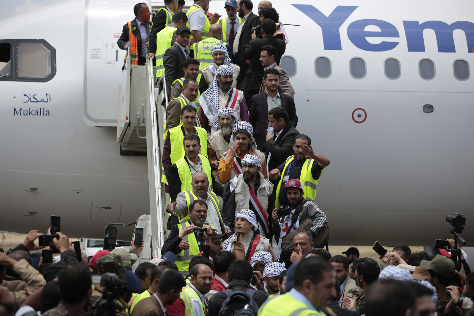 في ثاني أيام عملية تبادل الأسرى.. طائرة تنقل حوثيين من السعودية باتجاه صنعاء (صور)