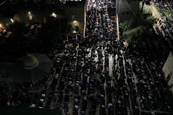 فيديو وصور.. 280 ألف مصل يحيون ليلة القدر في المسجد الأقصى المبارك