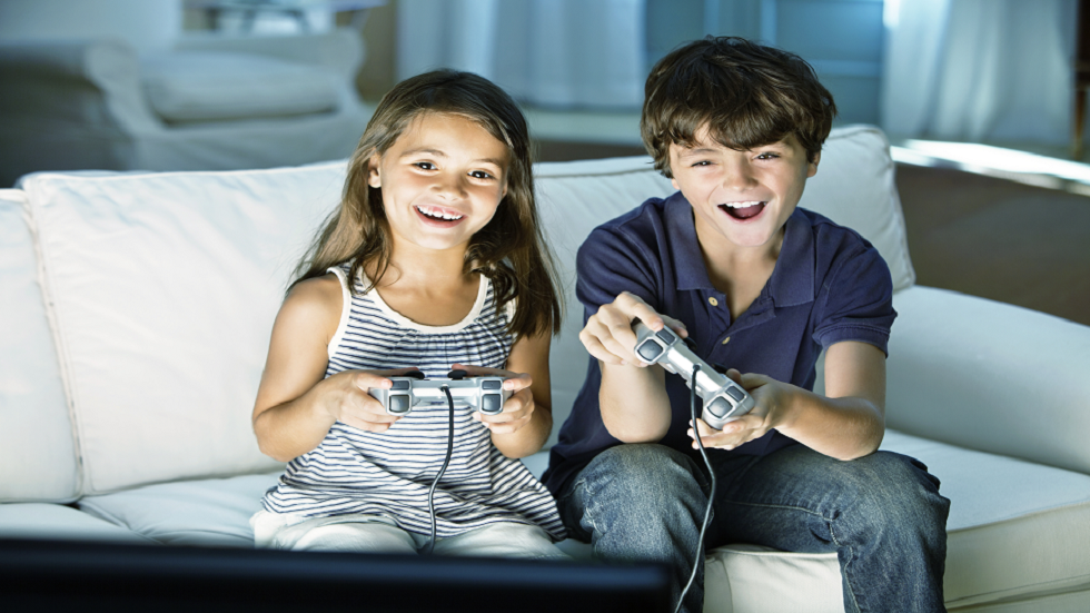 لماذا قد يكون لعب ألعاب الفيديو أمرا جيدا لطفلك؟!