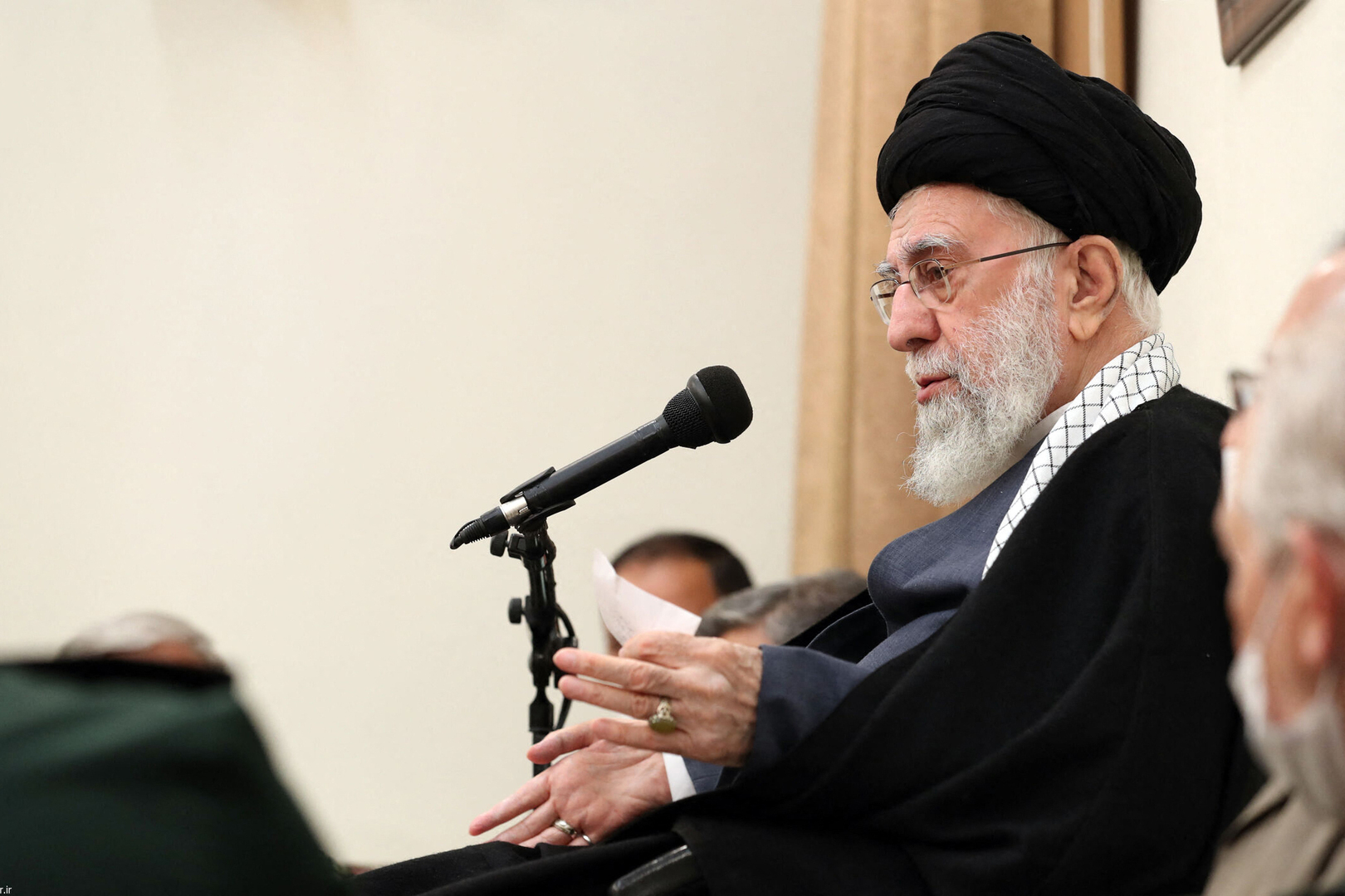المرشد الإيراني علي خامنئي يعلق على دعوة روحاني لإجراء استفتاءات عامة في البلاد