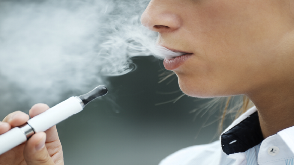 هل تساعد السجائر الإلكترونية حقا المدخنين الشباب على التخلص من العادة السيئة؟!