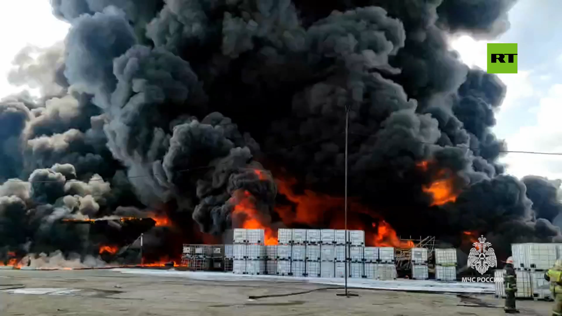 بالفيديو.. حريق هائل في منطقة صناعية في دزرجينسك بمقاطعة نيجني نوفغورود الروسية