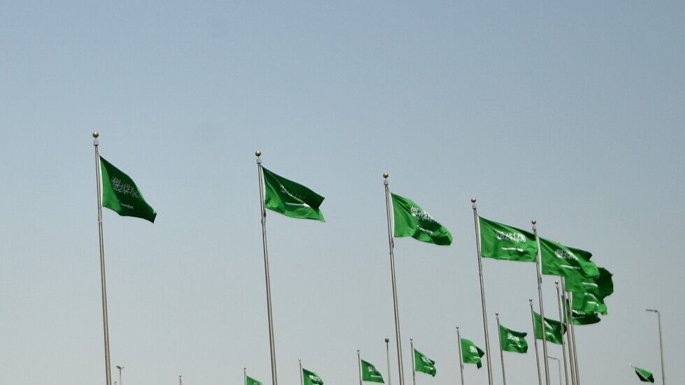 السعودية تجلي العشرات من رعاياها ومواطني دول أخرى عن السودان (فيديو)
