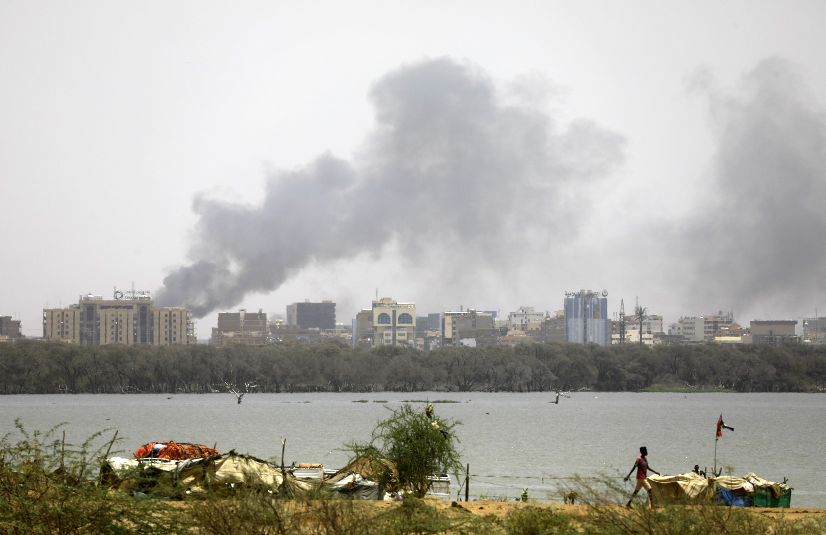 مراسلنا في السودان: سماع دوي المدافع والمضادات بمحيط القصر الرئاسي وقيادة الجيش