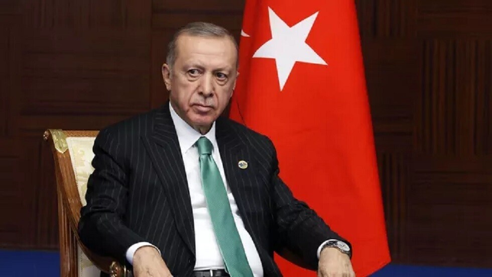 وعكة صحية طارئة تمنع أردوغان من متابعة حواره مع صحفيين (فيديو)