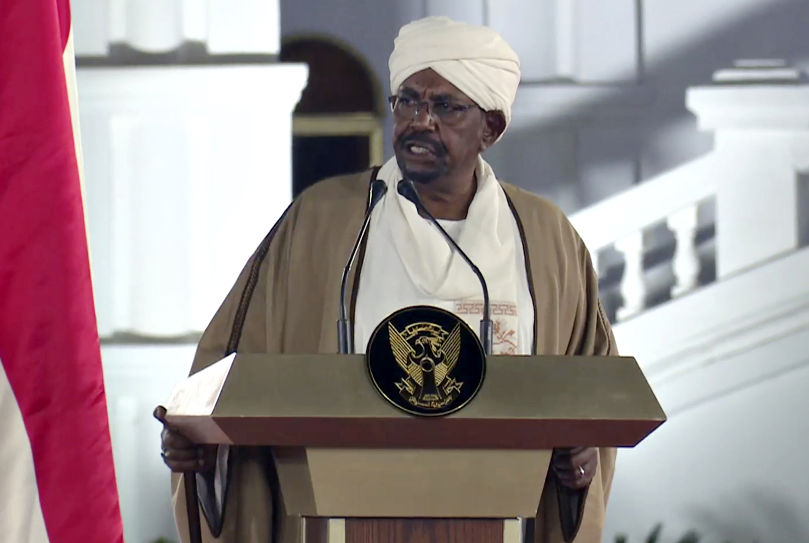 مصادر تؤكد أن عمر البشير لا يزال محتجزا لدى الجيش السوداني