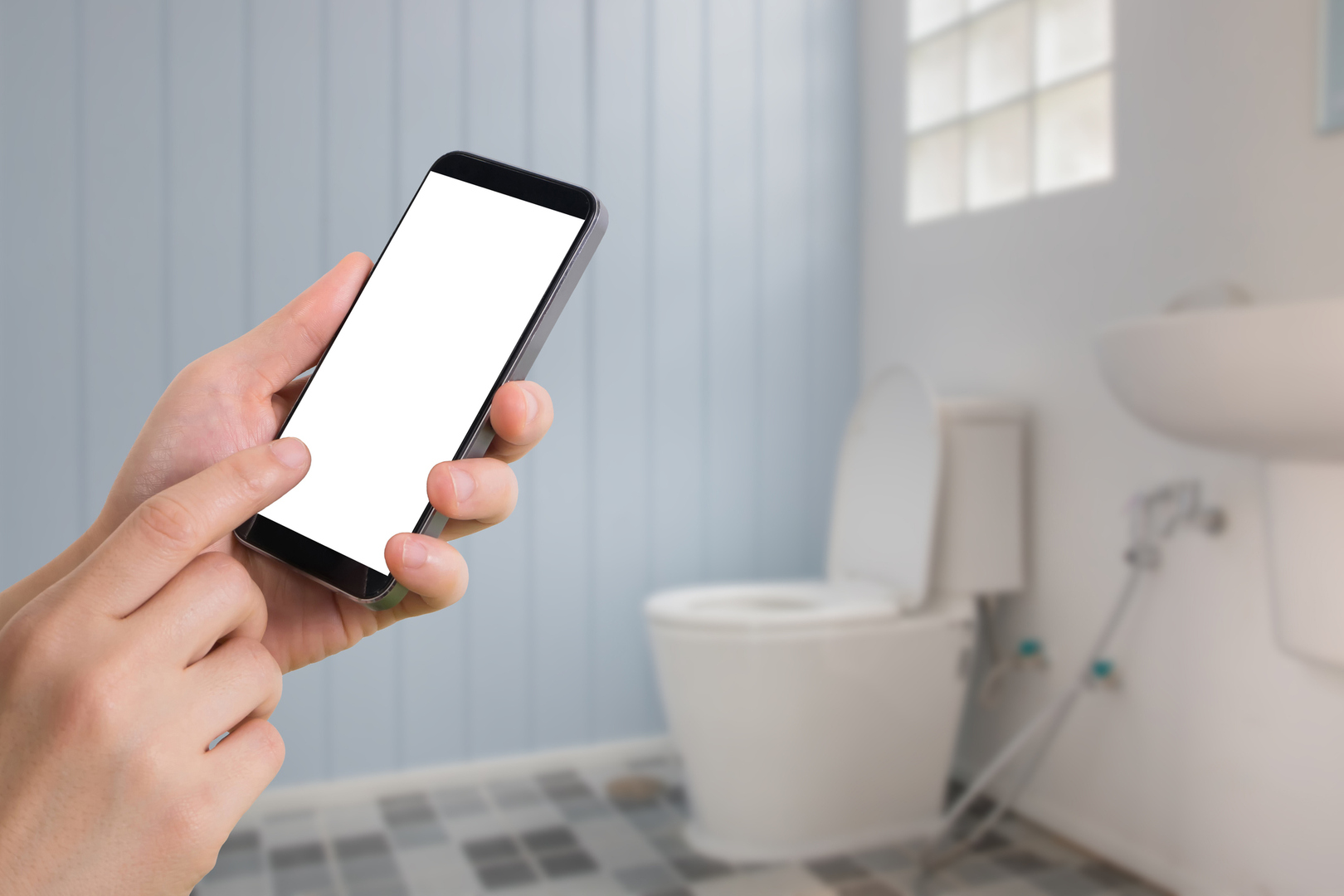 تحذيرات صارمة قد تدعوك للتوقف عن تصفح هاتفك في الحمام؟