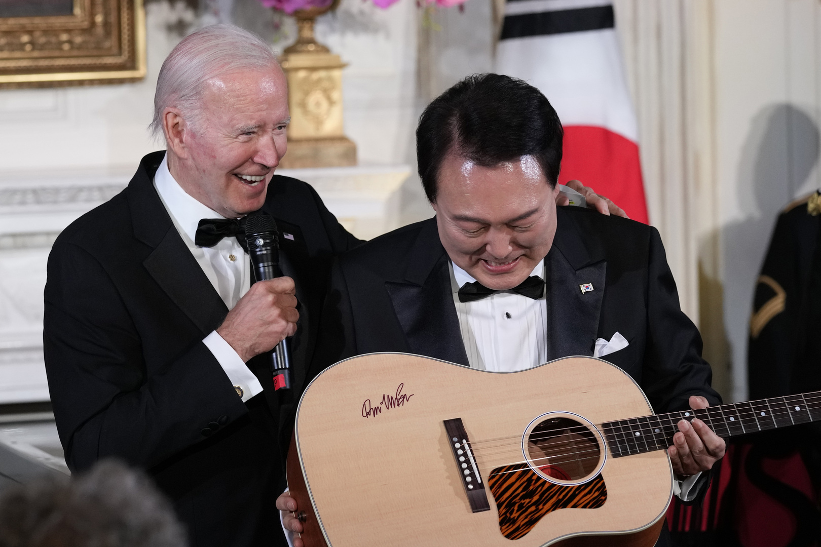 بالفيديو.. رئيس كوريا الجنوبية يغني لبايدن والحضور في واشنطن