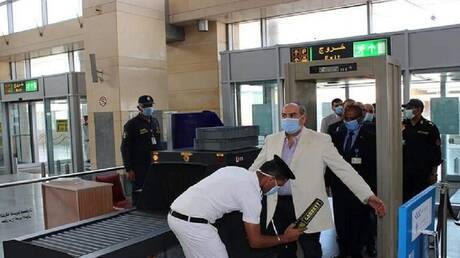 حشيش وخنجر وقبضة حديدية وطلقة نارية بحوزة مسافر وصل إلى مطار القاهرة (صور)