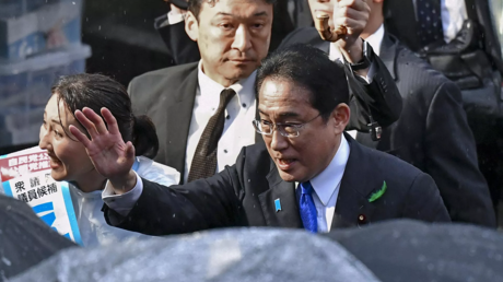 فيديو جديد يوثق لحظة إلقاء القنبلة تجاه رئيس الوزراء الياباني وكيفية تعامل الحارس الشخصي معها