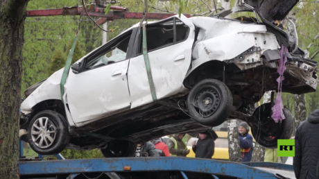 بالفيديو.. إنزال سيارة عن سطح متجر غربي روسيا