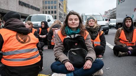 ألمانيا.. أساليب مبتكرة لنشطاء البيئة تثير حفيظة السائقين واتهامات السياسيين