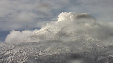 كولومبيا.. السلطات تحذر من ثوران بركان نيفادو ديل رويز (فيديو)