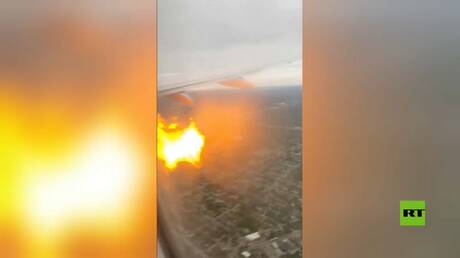 لقطات مروعة من داخل طائرة أمريكية اندلع حريق في أحد محركاتها