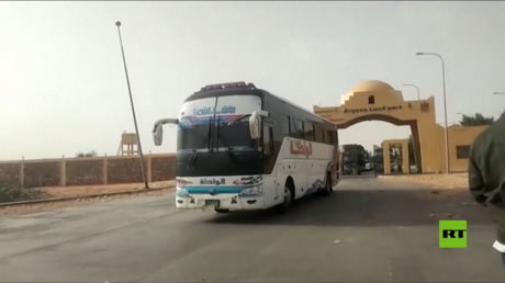 حافلات الإجلاء تعبر الحدود السودانية المصرية
