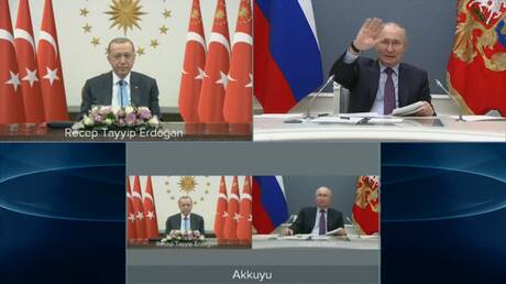 بوتين يلوح محييا أردوغان عبر الفيديو خلال مراسم وصول الوقود النووي لمحطة أكويو