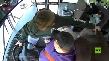 شاهد.. طفل أمريكي ينقذ حافلة مدرسية بعد فقدان سائقها وعيه