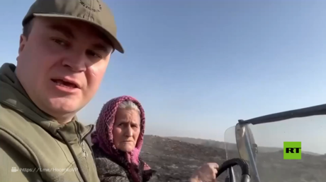 شاهد.. جدة تقود سيارة يدوية الصنع لإطلاع مسؤول روسي على القرى المحترقة