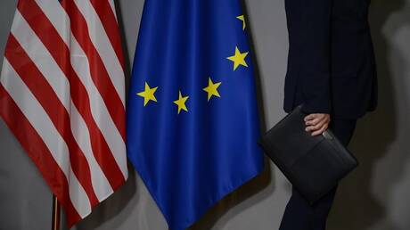 بوليتيكو: الولايات المتحدة والاتحاد الأوروبي يعدان العقوبات ضد روسيا منذ نوفمبر 2021