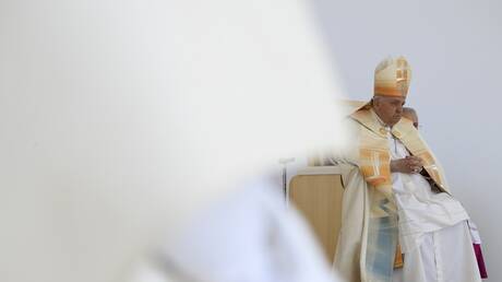 فريق طبي يتابعه على الدوام.. البابا فرنسيس يكشف حقيقة إصابته بمرض 