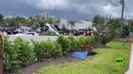 بالفيديو.. إعصار يجتاح فلوريدا ويخلف دمارا في الممتلكات