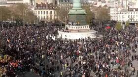 باريس تشهد مظاهرات عارمة ضد نظام التقاعد تضم 400 ألف شخص (فيديو)