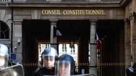 النقابات الفرنسية تطلب من ماكرون عدم إصدار قانون إصلاح نظام التقاعد