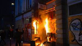 فرنسا.. المحتجون يضرمون النار في مركز للشرطة بمدينة رين