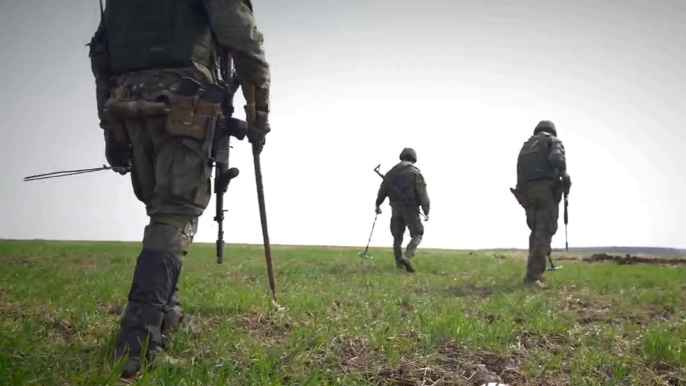 الجيش الروسي يواصل تطهير مناطق العملية الخاصة من المتفجرات (فيديو)