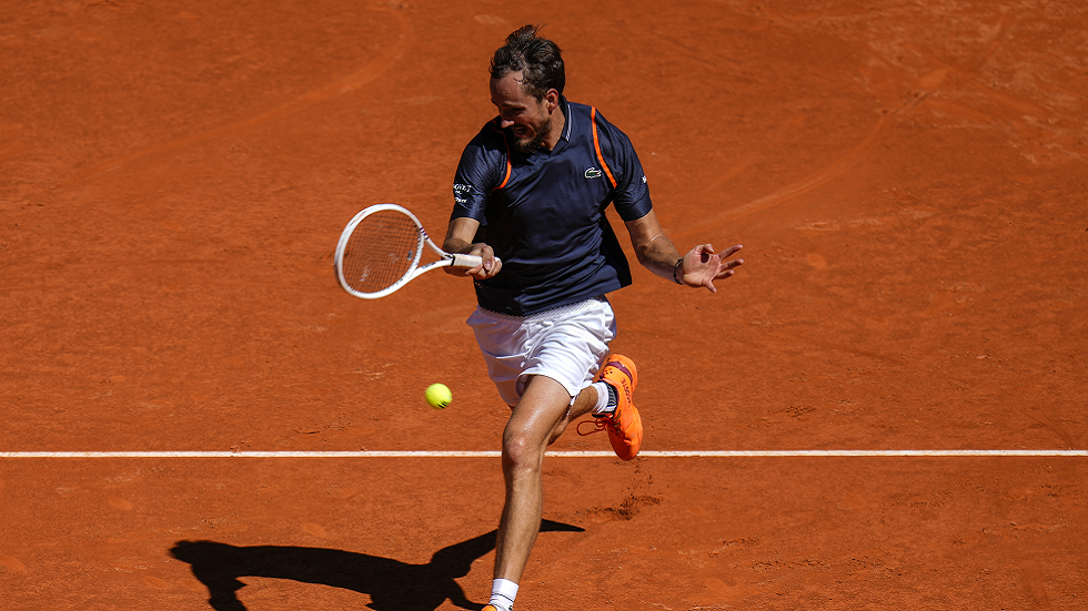 دورة مدريد.. الروسي مدفيديف يعاني لإقصاء صديقه وبلوغ الدور الرابع