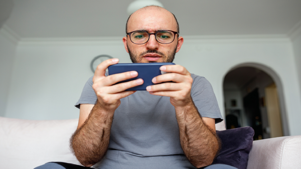 أخطاء شائعة تبطئ أجهزة "آيفون" و"أندرويد"!.. كيف يمكن إصلاحها؟!