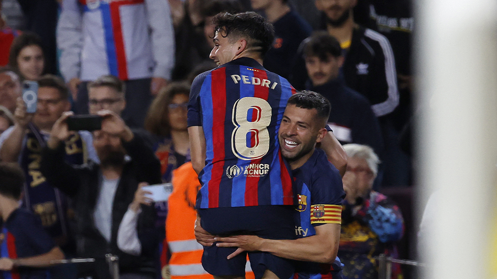 البديل ألبا يقود برشلونة إلى فوز صعب على أوساسونا ويقربه من اللقب