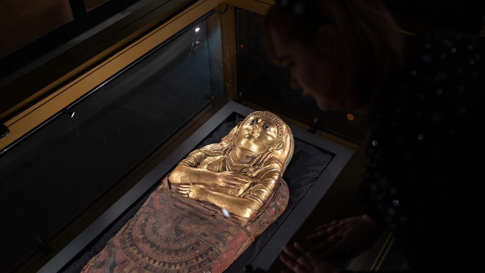 زاهي حواس يعلق على عرض رأس مومياء قد تكون ملكية بمزاد في بريطانيا