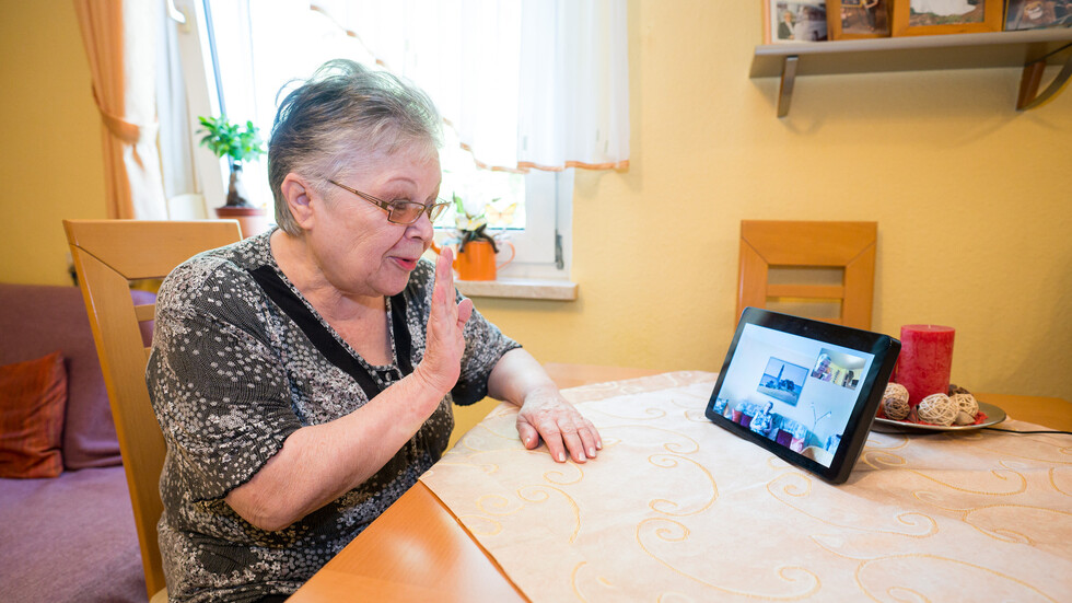 استخدام الانترنت بعد سن الخمسين يقلل من خطر الإصابة بالخرف