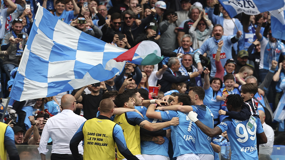 نابولي يتوج بلقب الدوري الإيطالي للمرة الأولى منذ حقبة الراحل مارادونا