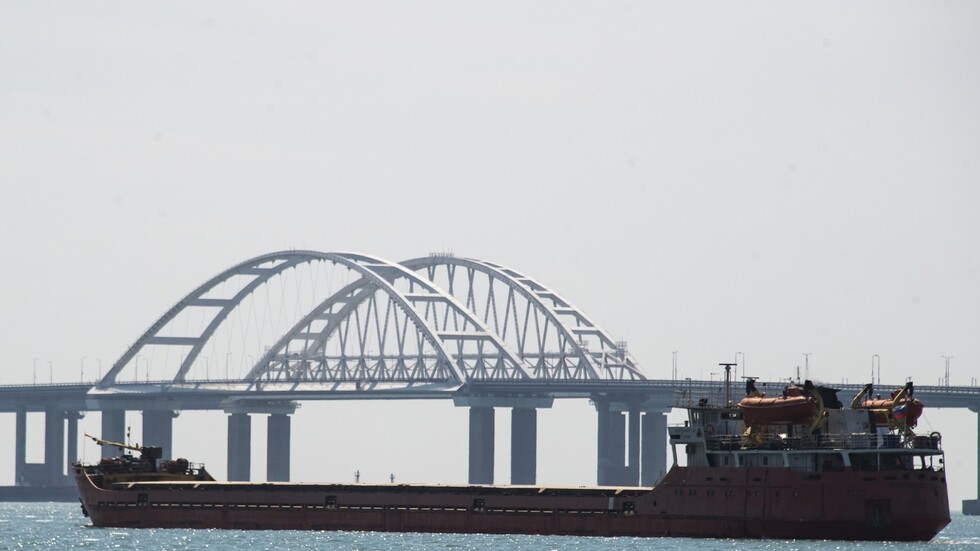 إعادة صيانة جسر القرم بشكل كامل واستئناف حركة مرور القطارات عبر المسار الثاني