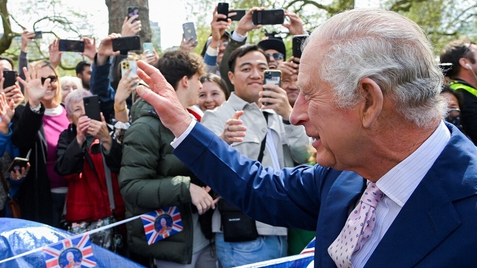 الملك تشارلز الثالث يفاجئ الحشود خارج قصر باكنغهام (صور + فيديو)