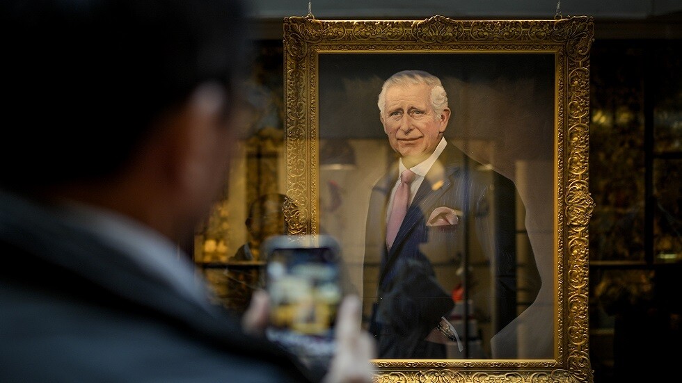 "لن ينقذكم أحد".. رواد "تويتر" يسخرون من مناشدة الدفاع الأوكرانية لملك بريطانيا